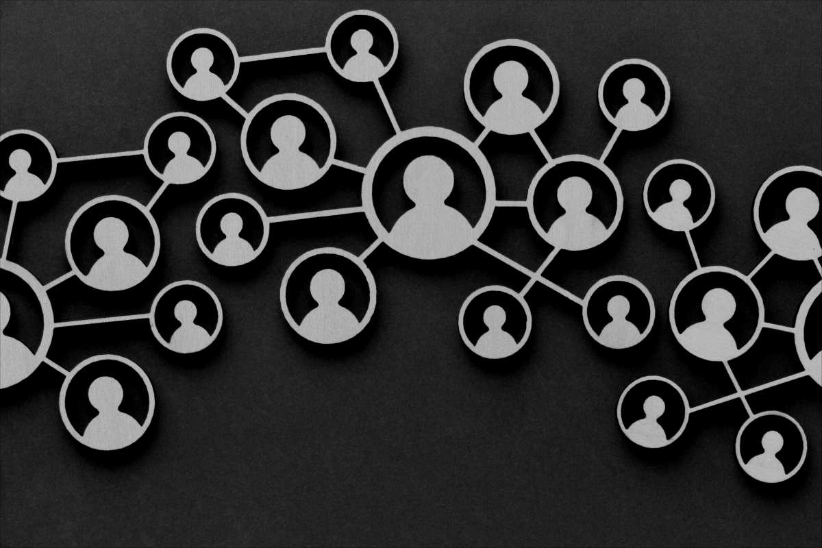 Netzwerk aus verknüpften Nutzersymbolen – Symbolbild für cyber security und embedded dienstleister