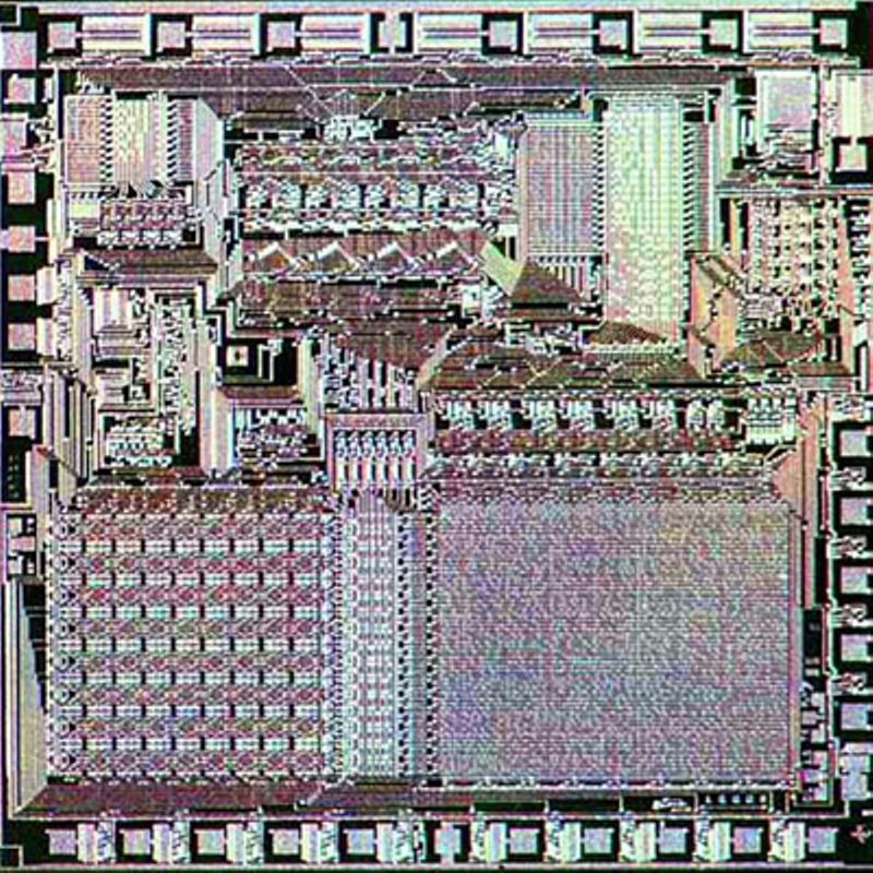 Nahaufnahme eines Mikrochip-Layouts auf einer Leiterplatte; Elektronik, embedded hardware.