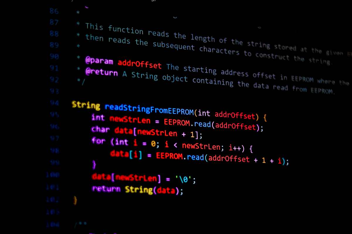 Nahaufnahme von Elektronikbauteilen (Steckverbinder, Kondensatoren) – embedded hardware, elektronik