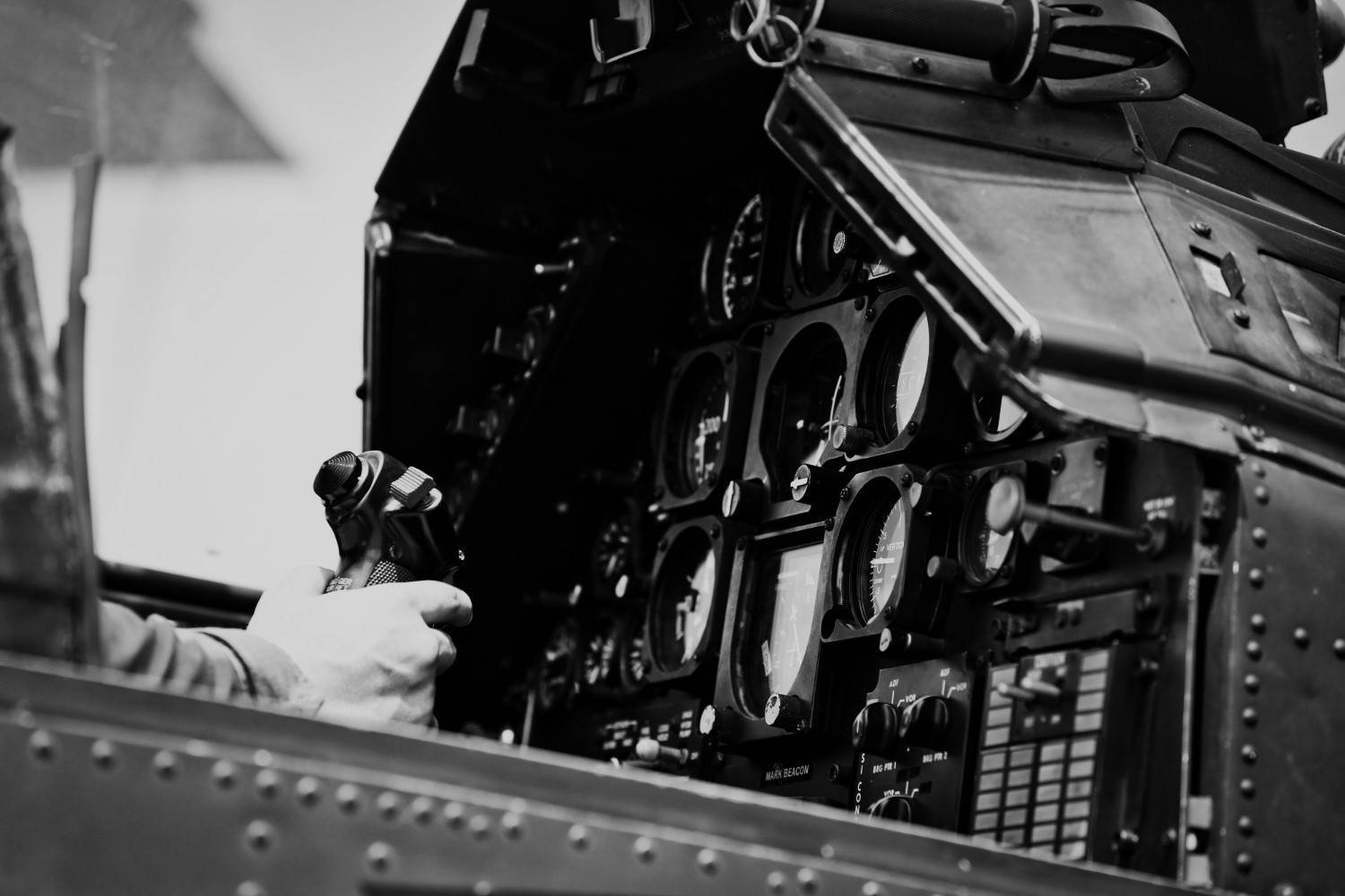 Flugzeugcockpit mit Messanzeigen und Handsteuerung; Beispiel für embedded hardware in Elektronik-Systemen.