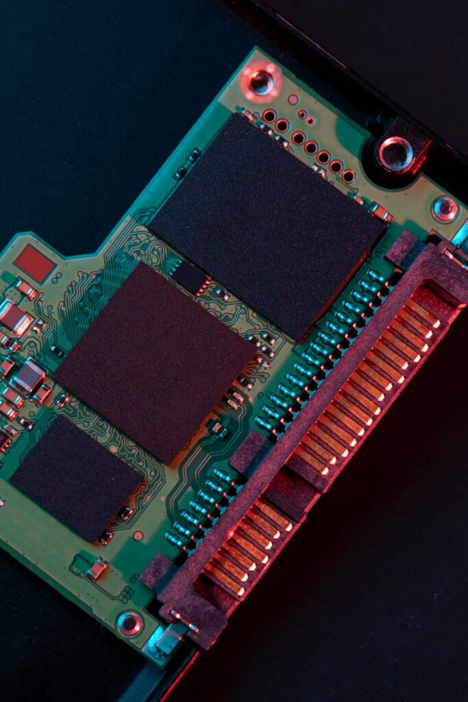 Nahaufnahme einer Elektronik-Platine mit Chips und Steckverbindungen – embedded hardware