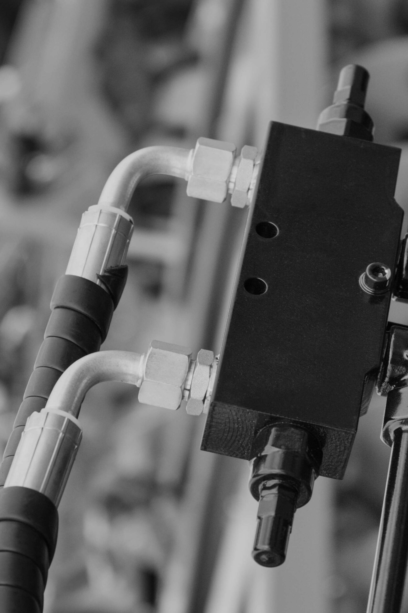 PCB-Platine mit Kondensatoren und ICs – Elektronikkomponenten, embedded hardware für Embedded-Systeme.