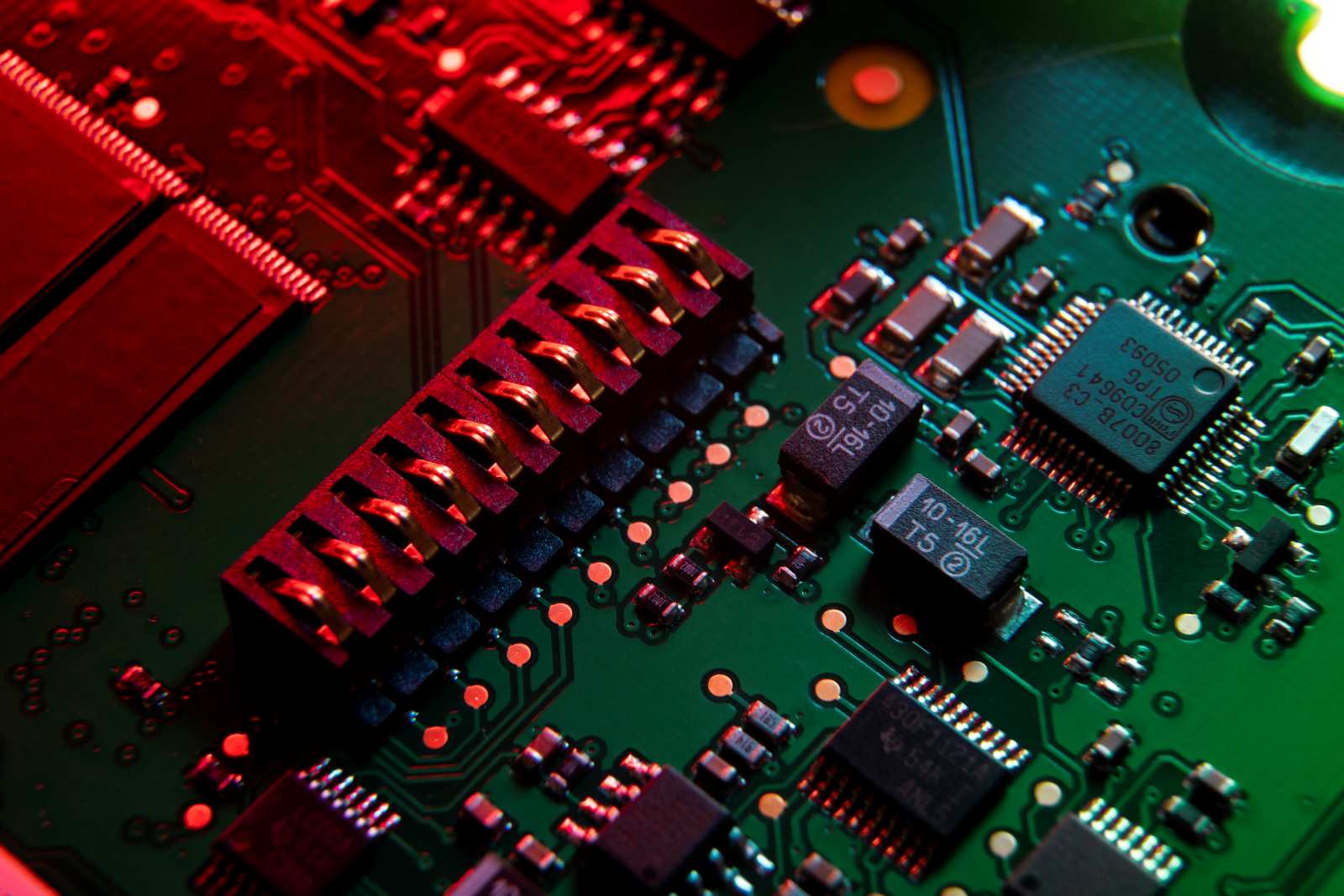 Nahaufnahme einer Elektronikplatine mit Chips — FreeRTOS im Fokus