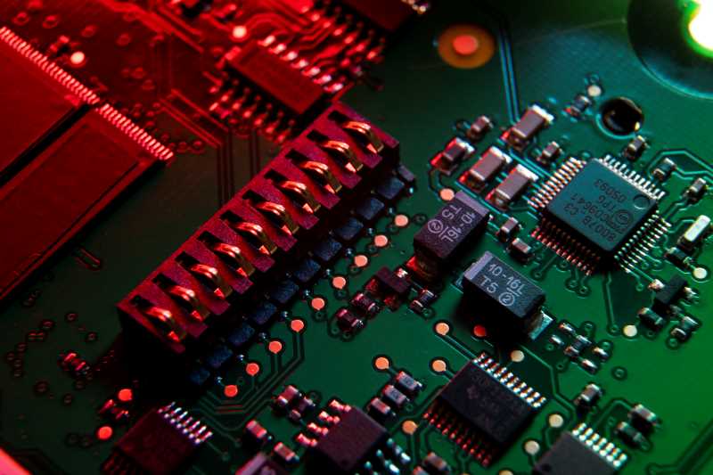 Nahaufnahme einer Elektronikplatine mit Chips und Leiterbahnen; embedded hardware im Fokus.