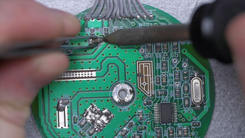 Elektronik-PCB beim Löten; Fokus auf embedded hardware und Funktionsprüfung.