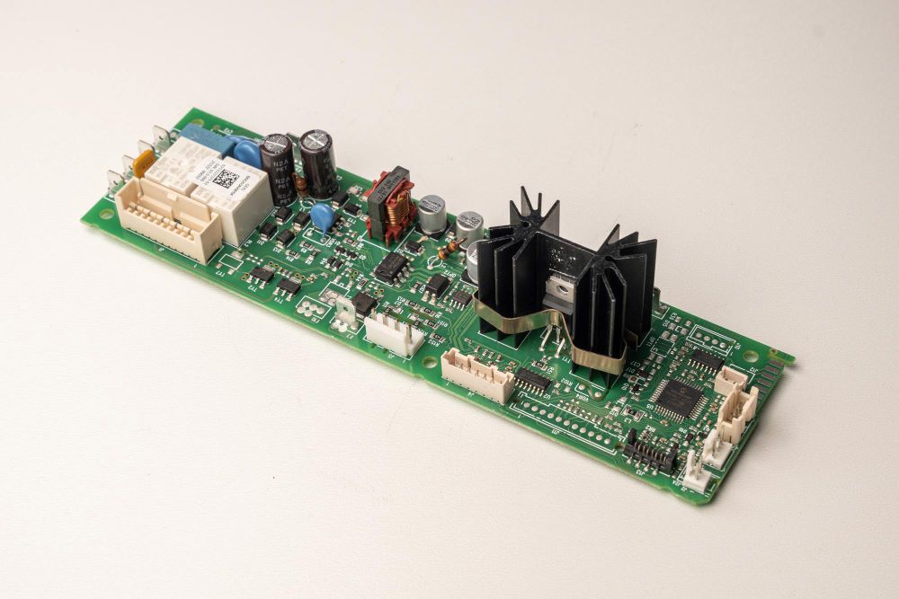 Platine mit Kühlkörpern, Bauteilen und Anschlüssen – embedded hardware, Elektronik.