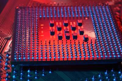 Embedded hardware: Mikroprozessor auf Leiterplatte mit Pins – Elektronik-Komponente, funktionale sicherheit.