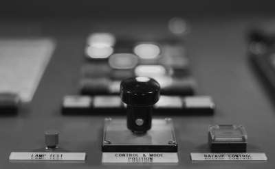 Nahaufnahme eines Schalttafels mit Joystick; Fokus auf Elektronikkomponenten - embedded hardware