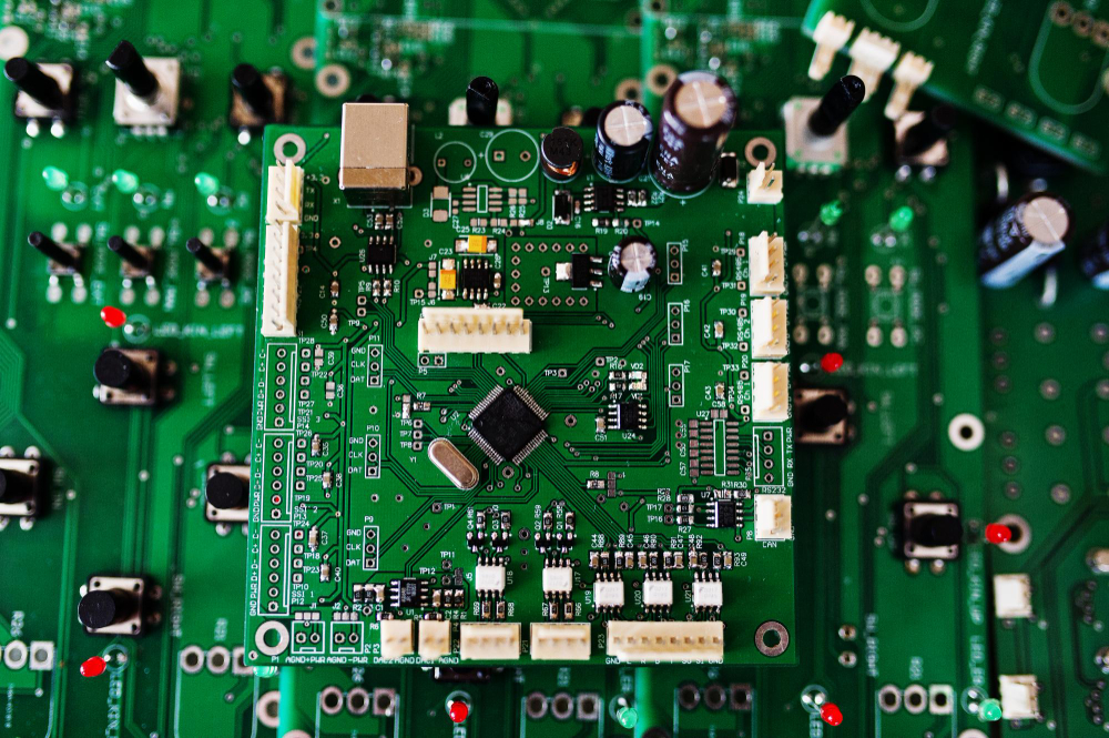 A daughterboard expands the functionality of a mainboard and is usually mechanically plugged onto a baseboard.