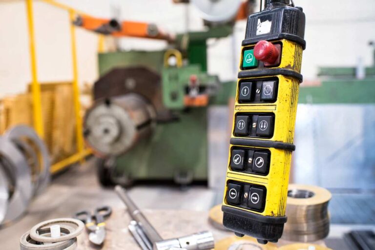 Industrielle Fernbedienung in Werkstatt – Fokus auf elektronik und embedded hardware.