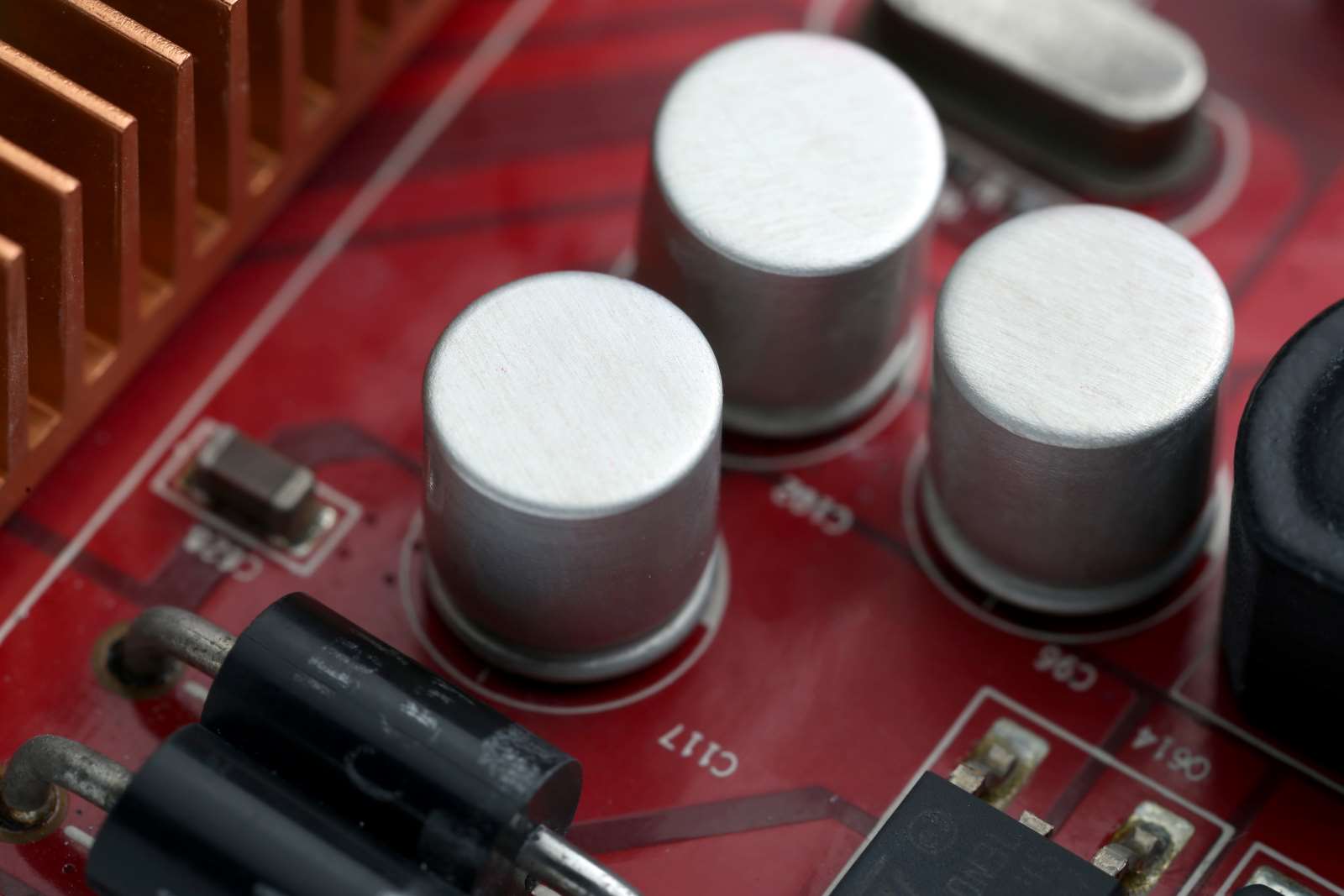 Elektronik-Baugruppe mit Metallkondensatoren auf rotem PCB – Typisches Setup für Analog-Hardware