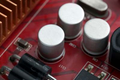 Nahaufnahme einer Elektronikplatine mit Kondensatoren – Teil von embedded hardware.